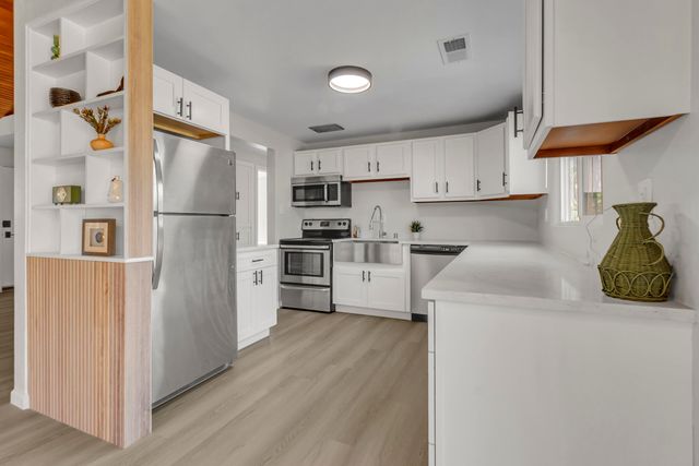 2806 Palomas Drive NE, Albuquerque, NM 87110
