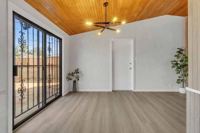 2806 Palomas Drive NE, Albuquerque, NM 87110