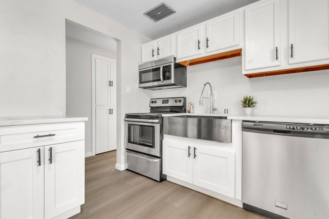 2806 Palomas Drive NE, Albuquerque, NM 87110