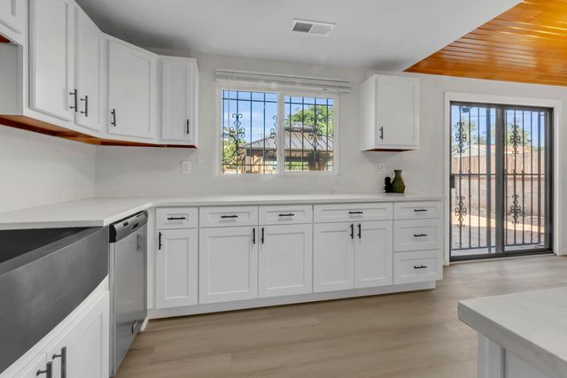2806 Palomas Drive NE, Albuquerque, NM 87110