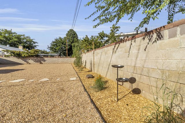 2806 Palomas Drive NE, Albuquerque, NM 87110