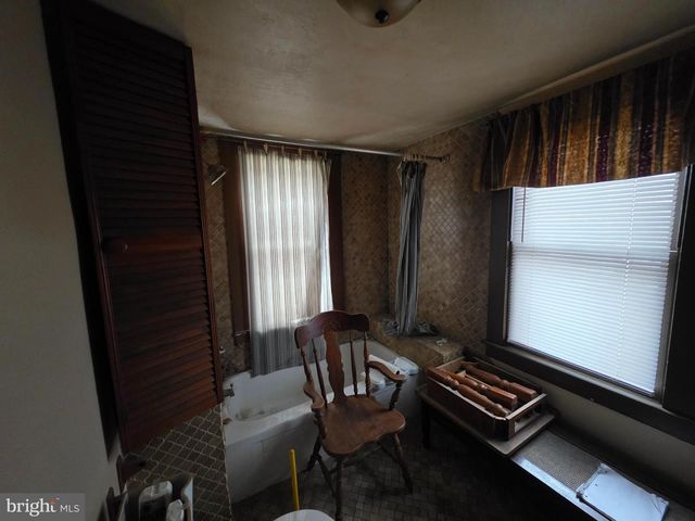 406 W BRIDGE ST, Morrisville, PA 19067