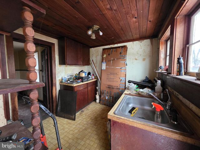 406 W BRIDGE ST, Morrisville, PA 19067