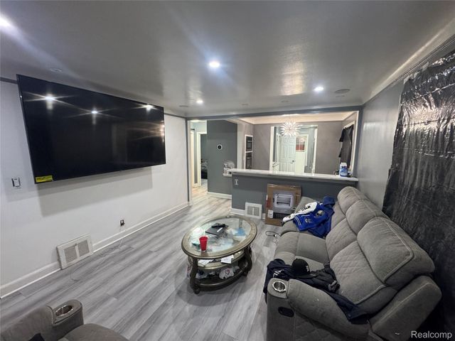 15210 Rossini Drive, Detroit, MI 48205