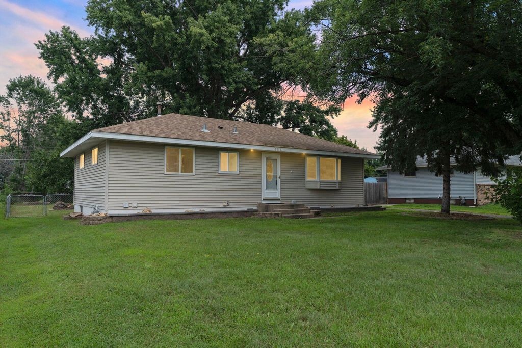 1517 122nd Avenue NE, Blaine, MN 55449
