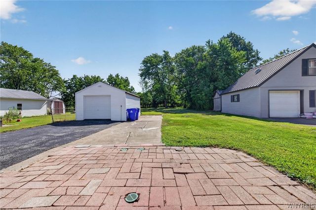3093 Lyth Rd, Hamburg, NY 14218