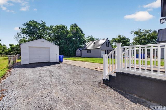 3093 Lyth Rd, Hamburg, NY 14218