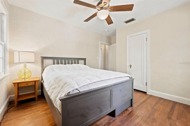 616 NW 8TH PLACE, Gainesville, FL 32601
