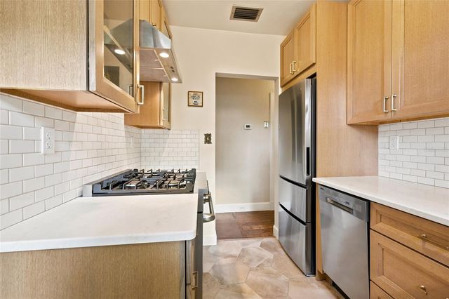 616 NW 8TH PLACE, Gainesville, FL 32601