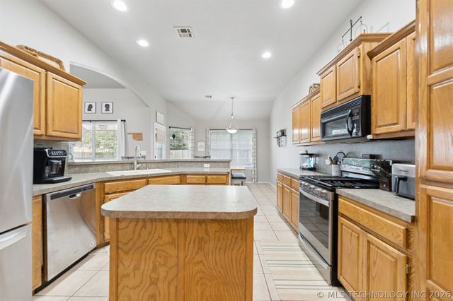 521 S 63rd Place, Broken Arrow, OK 74014