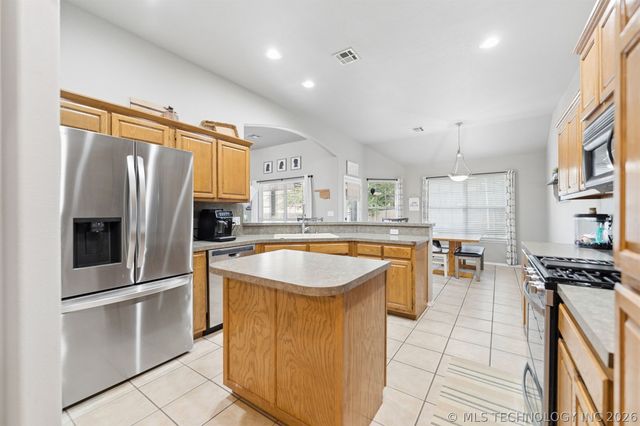 521 S 63rd Place, Broken Arrow, OK 74014