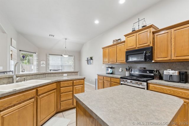 521 S 63rd Place, Broken Arrow, OK 74014
