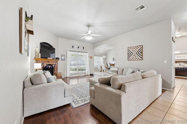 521 S 63rd Place, Broken Arrow, OK 74014