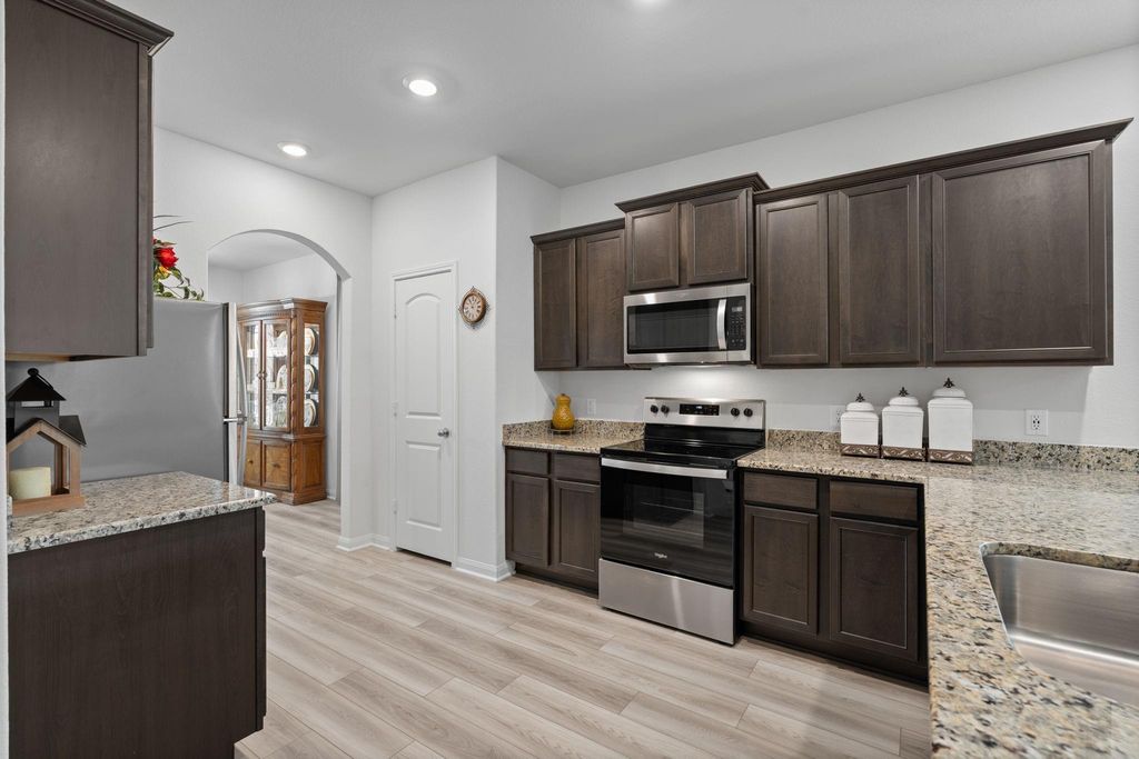 Image 10 of property listing at 10722 Millet Court, Richmond, TX 77469