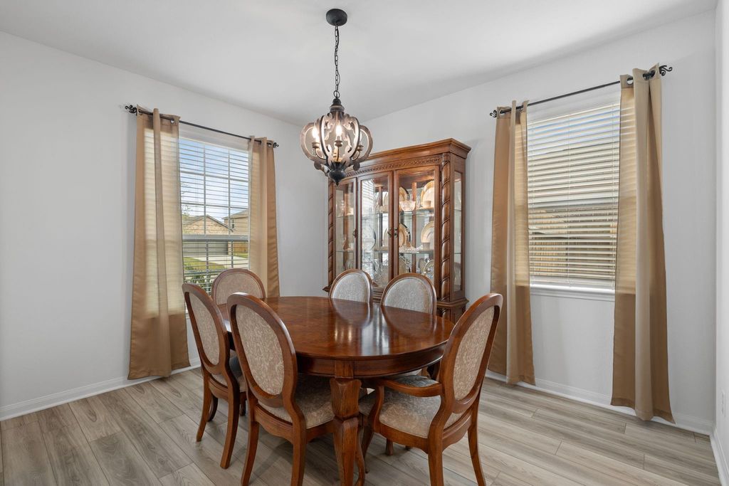 Image 5 of property listing at 10722 Millet Court, Richmond, TX 77469