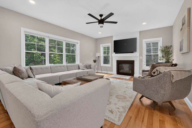 3 Farm Meadows Lane, Londonderry, NH 03053