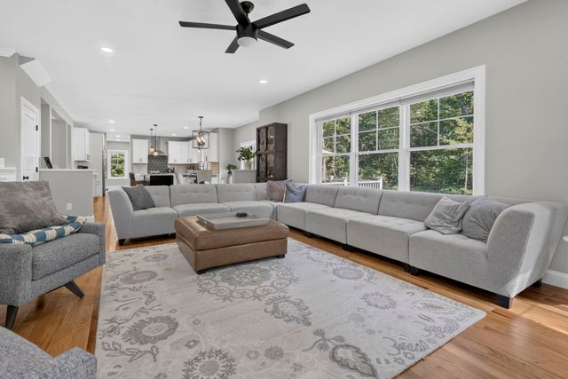 3 Farm Meadows Lane, Londonderry, NH 03053