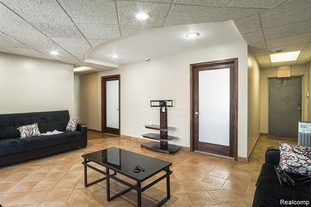 16825 W Warren Avenue, Detroit, MI 48228