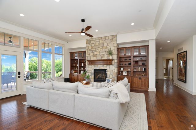 1301 Leone Ridge Dr, Manhattan, KS 66503