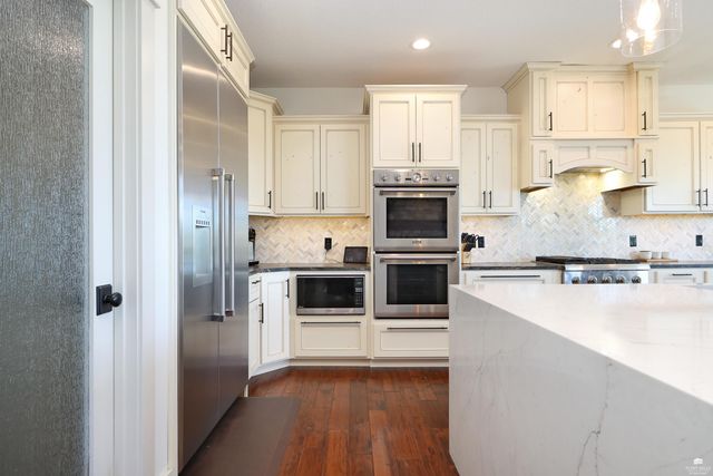 1301 Leone Ridge Dr, Manhattan, KS 66503