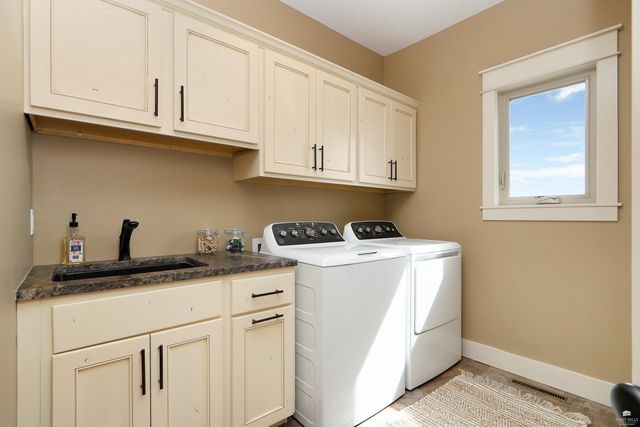 1301 Leone Ridge Dr, Manhattan, KS 66503