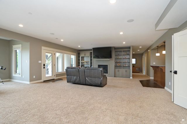 1301 Leone Ridge Dr, Manhattan, KS 66503