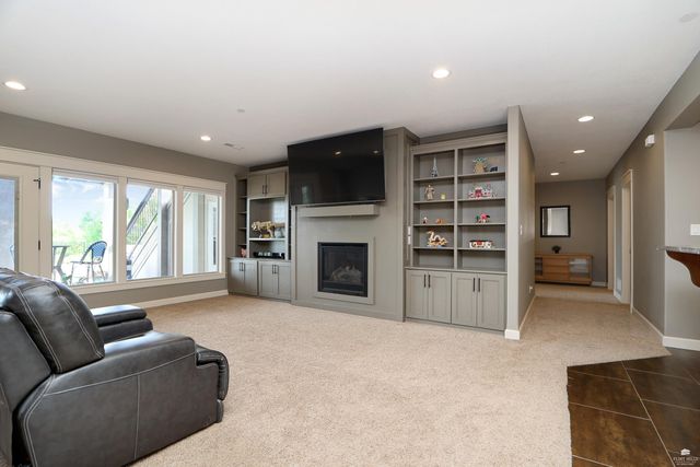 1301 Leone Ridge Dr, Manhattan, KS 66503