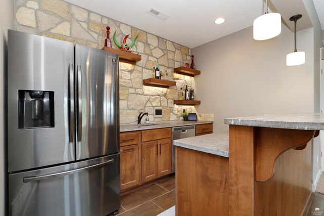 1301 Leone Ridge Dr, Manhattan, KS 66503