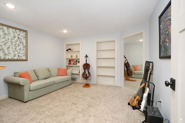 1301 Leone Ridge Dr, Manhattan, KS 66503