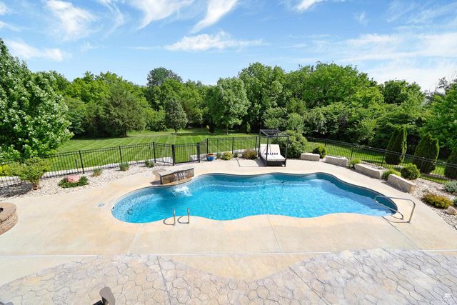 1301 Leone Ridge Dr, Manhattan, KS 66503