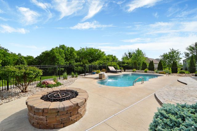 1301 Leone Ridge Dr, Manhattan, KS 66503
