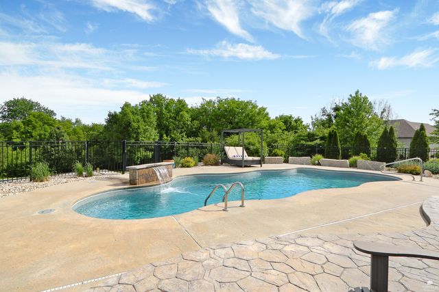 1301 Leone Ridge Dr, Manhattan, KS 66503