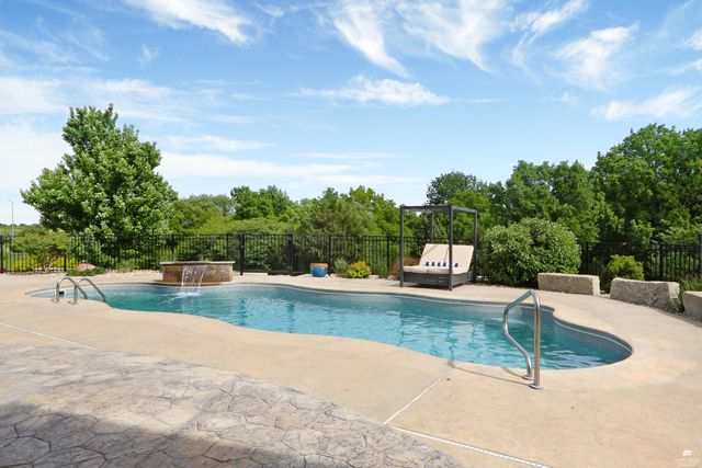 1301 Leone Ridge Dr, Manhattan, KS 66503