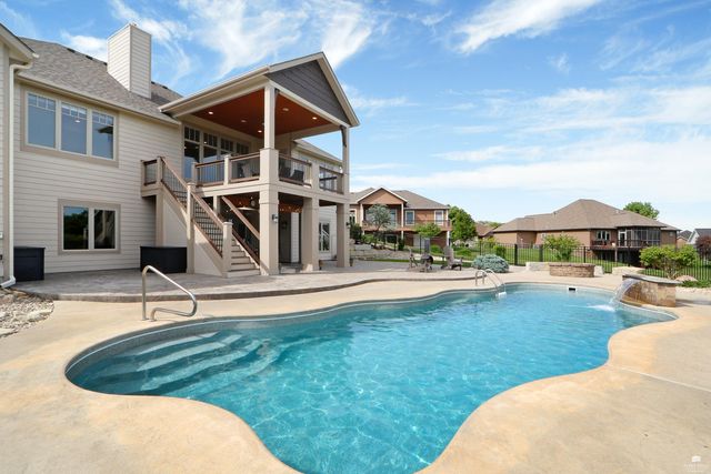 1301 Leone Ridge Dr, Manhattan, KS 66503