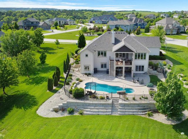 1301 Leone Ridge Dr, Manhattan, KS 66503