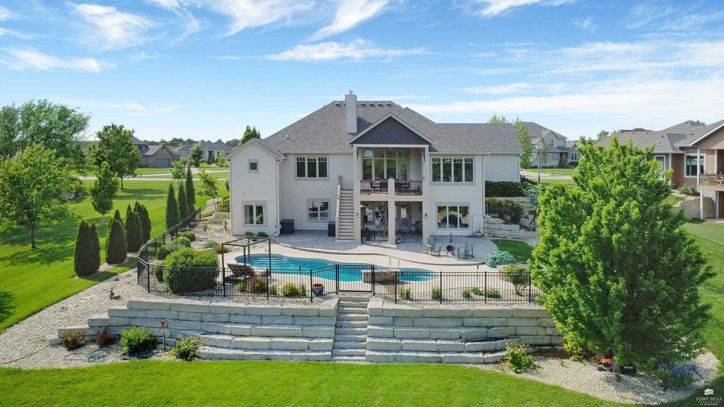 1301 Leone Ridge Dr, Manhattan, KS 66503