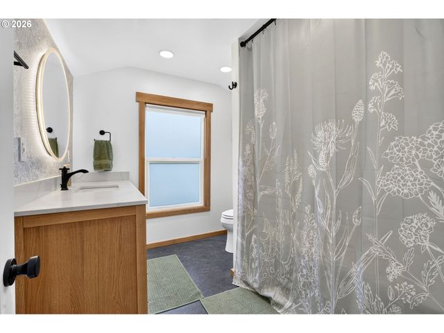 20071 HIGHWAY 213, Oregon City, OR 97045