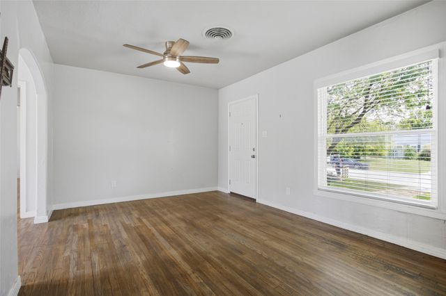 4930 Donnelly Avenue, Fort Worth, TX 76107