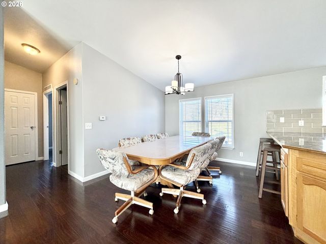 1863 INLAND Way, Springfield, OR 97477