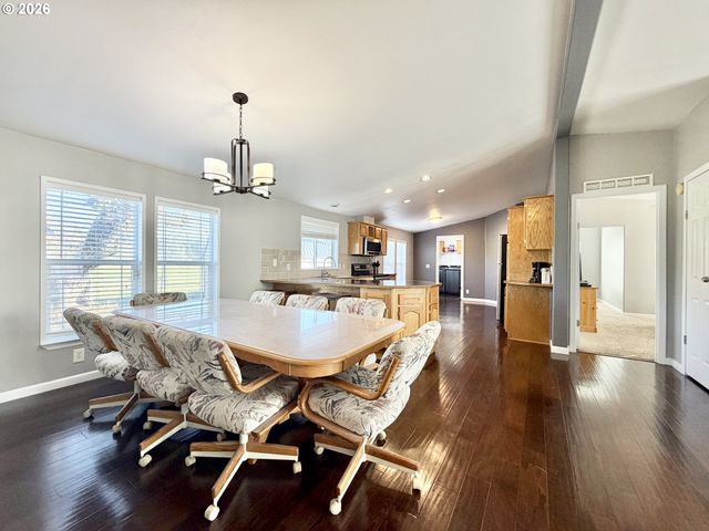 1863 INLAND Way, Springfield, OR 97477