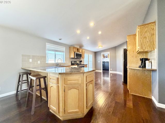 1863 INLAND Way, Springfield, OR 97477