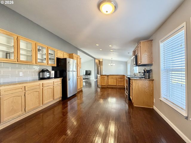 1863 INLAND Way, Springfield, OR 97477