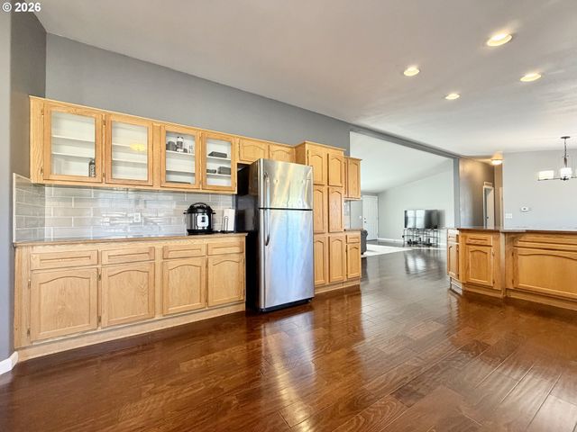 1863 INLAND Way, Springfield, OR 97477