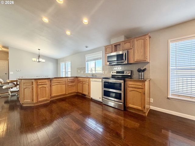 1863 INLAND Way, Springfield, OR 97477