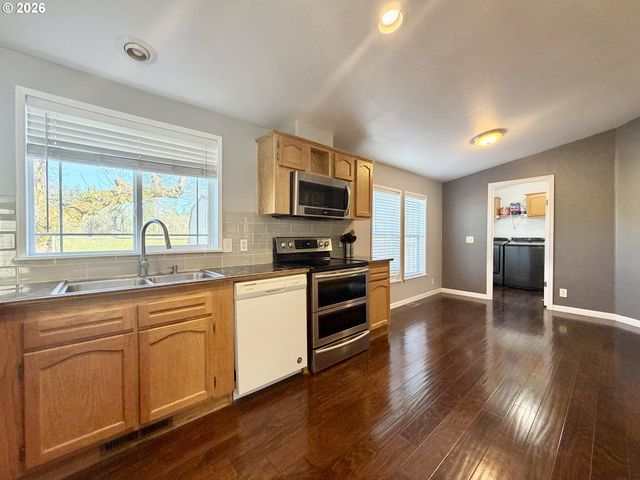 1863 INLAND Way, Springfield, OR 97477