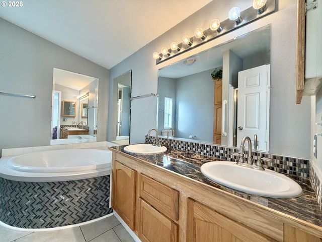 1863 INLAND Way, Springfield, OR 97477