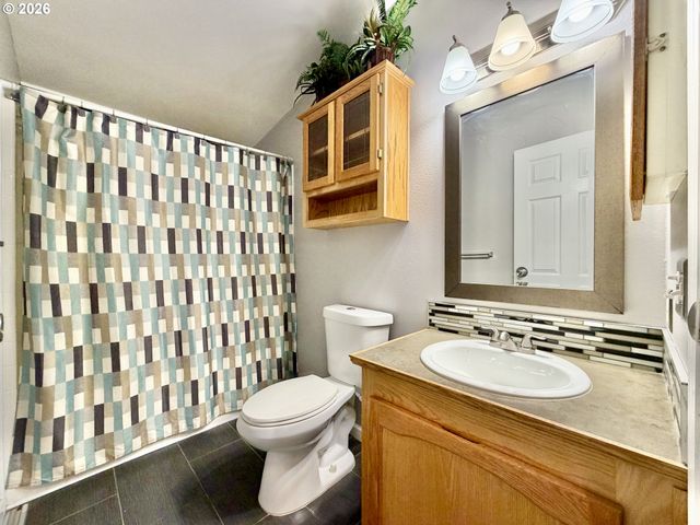 1863 INLAND Way, Springfield, OR 97477