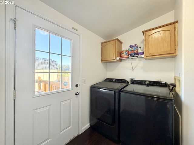 1863 INLAND Way, Springfield, OR 97477