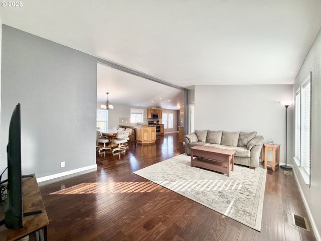 1863 INLAND Way, Springfield, OR 97477