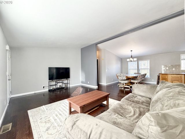 1863 INLAND Way, Springfield, OR 97477